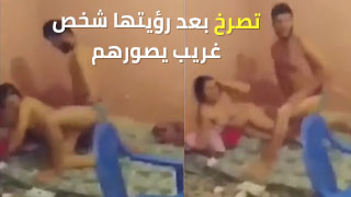 فتاة من الجزائر تعبر عن مشاعرها العاطفية مع شريكها بينما تثير انتباه شخص غريب يلتقط صورًا لهم - عربي