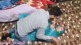 ميلف تسعى لإغواء شاب مصري لاستكشاف عالم السكس العربي